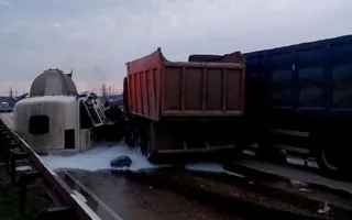 Сразу три грузовика столкнулись на объездной трассе Ялта-Севастополь