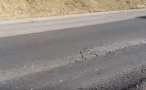 Федеральная трасса в Крыму, ремонтируемая глиной, «поплыла» 