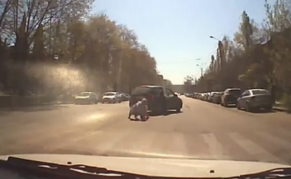 Женщина с ребёнком выпали из едущего автомобиля на «Техничке»