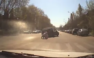 Женщина с ребёнком выпали из едущего автомобиля на «Техничке»