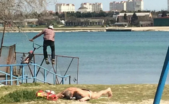 Севастопольцы получают апрельский загар — фотофакт