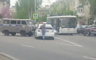 Троллейбус не разминулся с легковым автомобилем на Гоголя