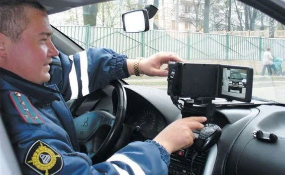 «Серый» автомобиль ГАИ ездит по дорогам Крыма и снимает нарушения