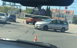 Авария у КИЦ: Таксист не пропустил водителя «Рендж Ровер Эвок»