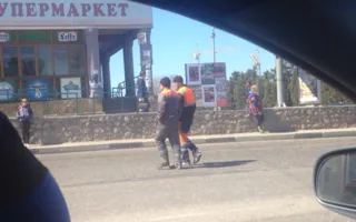 Дорожные рабочие создали пробку, оставив авто на дороге: пиво важнее?