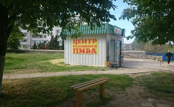 При продаже алкоголя закон «писан» не всем? Фотофакт