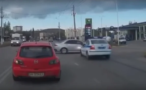 В Керчи полицейское авто на скорости въехало в «Хонду»