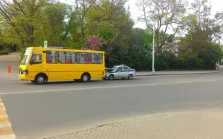 Уникальное ДТП: полицейская авто въехала в маршрутку