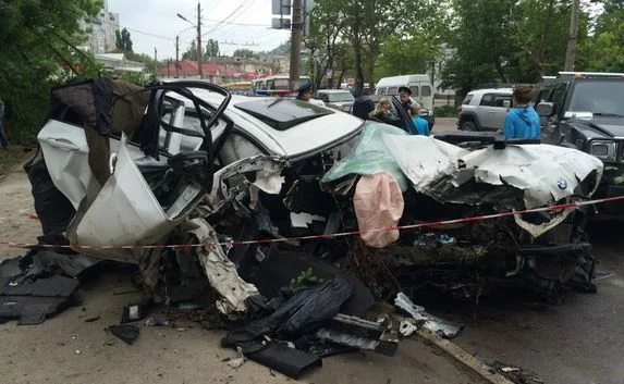 ДТП в Симферополе: БМВ «всмятку», пассажир — труп