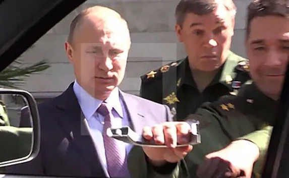 Генерал насмешил Путина, оторвав ручку «УАЗ Патриот»