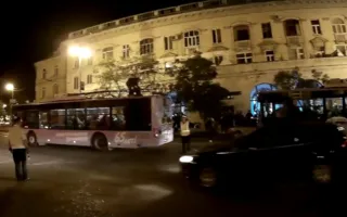 Молодчики устроили драку на крыше троллейбуса 9 мая