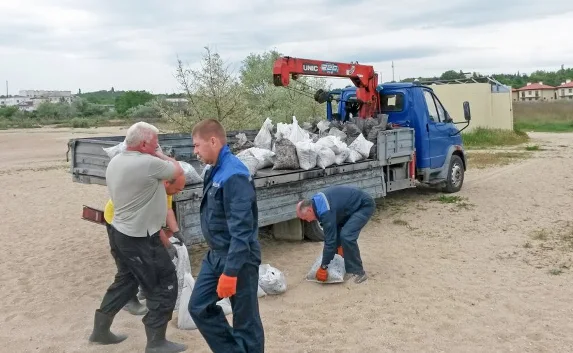 В Любимовке окончен сбор мазута, загрязнившего пляж