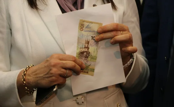 Итальянским делегатам в Севастополе подарили сторублёвки