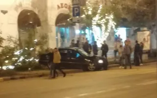 Опять лихачи: «Мерседес» врезался в дерево на Большой Морской