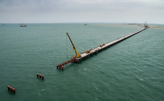 Керченский мост строят уже в море