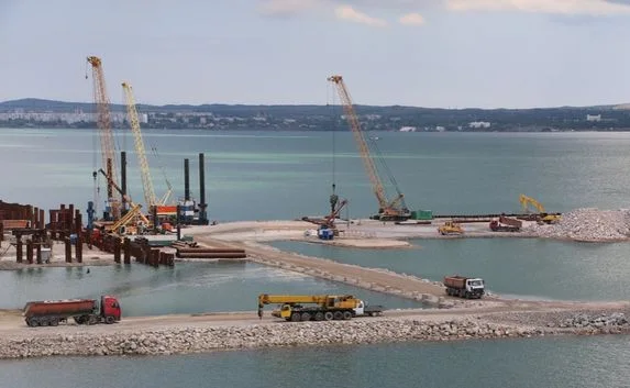 На стройке Керченского моста в Крыму работает более двух тысяч человек