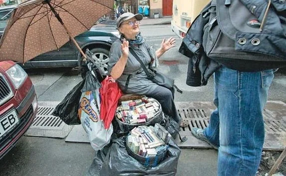 На «Остряках» замечена бабушка, продающая сигареты возле школы