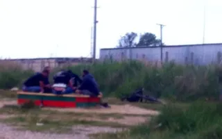 Впали в детство: жители Казачки устроили посиделки в песочнице