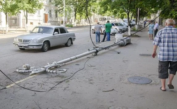 Возле музея ЧФ рухнул столб: чудом обошлось без жертв