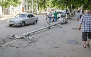 Возле музея ЧФ рухнул столб: чудом обошлось без жертв