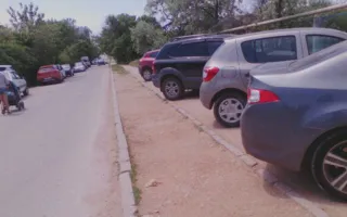 Авто наступают: на тротуаре не место мамам с колясками? 