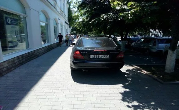 «Мерседес» катался по тротуарам в центре Севастополя