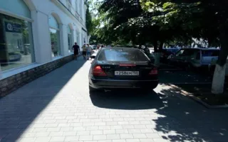 «Мерседес» катался по тротуарам в центре Севастополя