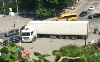 Фура с гуманитарной помощью вылетела на тротуар в Севастополе