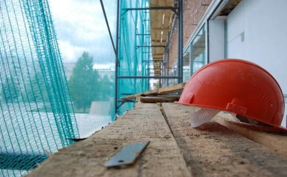 18-летний строитель покалечился при падении с пятиметровой высоты