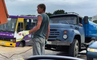 И снова дороги: автобус и грузовик «попали в ловушку» в Севастополе