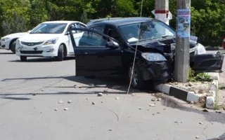 Иномарка врезалась в столб на Пожарова