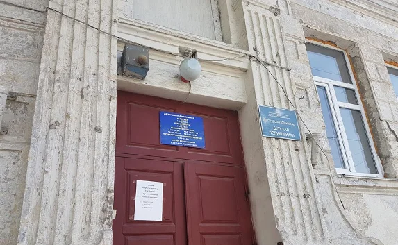 Фасад детской поликлиники на Ленина разрушается