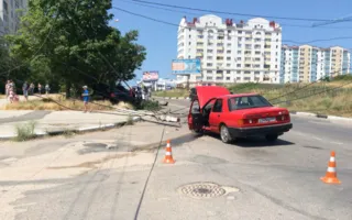 ДТП на Фадеева: «Мерседес» столкнулся с «Фордом» и снёс столб