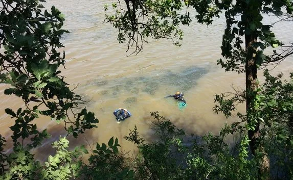 Водолазы подняли из водохранилища вещдоки по уголовному делу