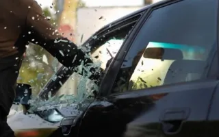 В Севастополе злоумышленник разбил окно авто и совершил кражу