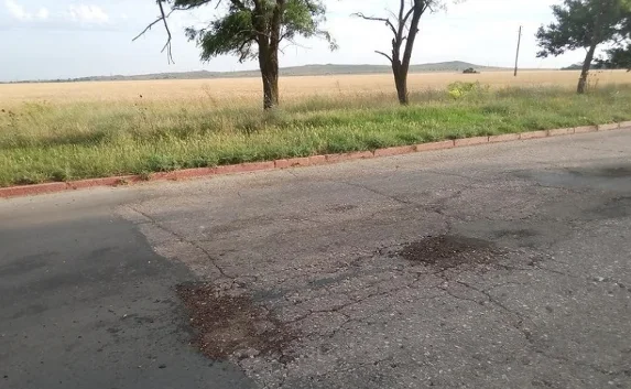 Керчане сами латают дороги — фотофакт