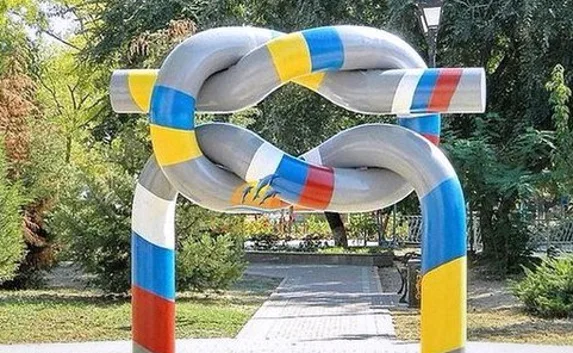 Памятник в честь дружбы России и Украины остаётся стоять в Керчи
