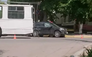 В Севастополе троллейбус протаранил легковушку