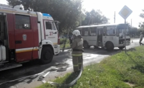 Рейсовый автобус столкнулся с легковым авто в Крыму
