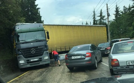 Фура заблокировала движение на трассе «Ялта-Алушта»