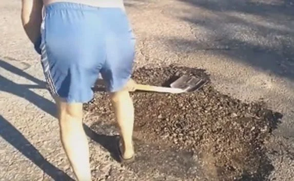 Крымчане сняли видео, как своими силами ремонтируют дорогу