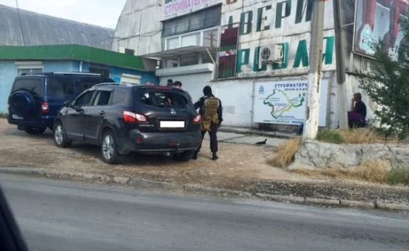 Неизвестного на «Ниссане» задержали...неизвестные в масках