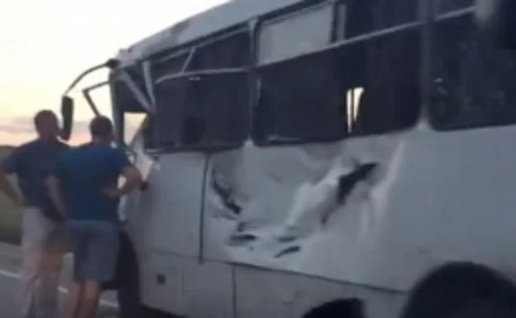 Токарный станок выпал из грузовика на автобус в Крыму