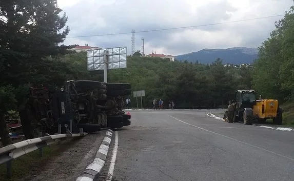 В Гурзуфе грузовик слетел с дороги и перевернулся