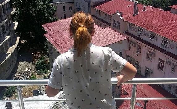 В Ялте девушка упала с пятого этажа после ссоры с парнем