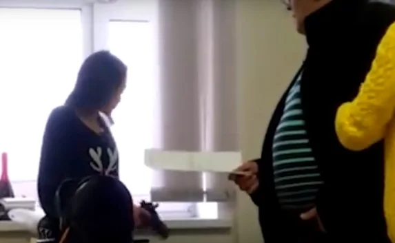 Молодая россиянка угрожала коллегам пистолетом из-за увольнения