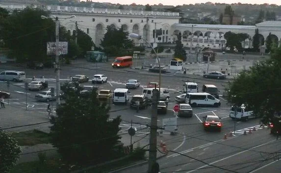 В Симферополе сделали платную парковку у железнодорожного вокзала 