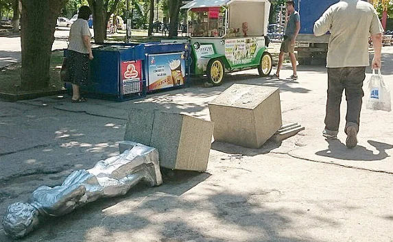 Памятник юному Ленину в Севастополе повалили вандалы