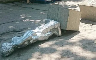 Власти: памятник юному Ленину в Севастополе упал из-за ДТП