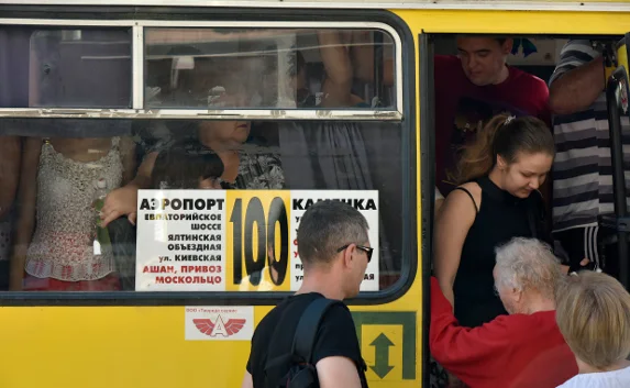 Жители Симферополя по утрам «штурмуют» набитые автобусы